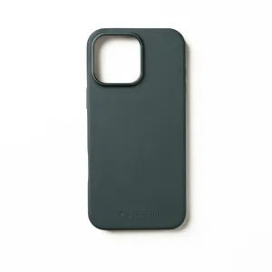 Mujjo-Lederhülle für das iPhone 16 Pro Max in Fahlgrün mit großer Kameraaussparung und geprägtem Logo