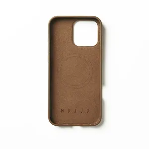 Étui en cuir havane Mujjo pour iPhone 16 Pro Max avec logo gaufré, bords surélevés et découpe pour l’appareil photo