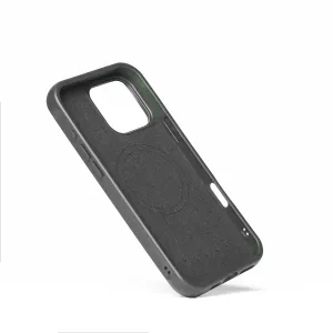Mujjo Shield Case für iPhone 16 Pro Max in Schwarz, mit erhöhten Rändern, großem Kameraausschnitt und MagSafe-Kompatibilität.