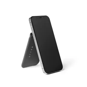 Portefeuille-support MagSafe en cuir noir Mujjo, maintenant un smartphone en position de visionnage verticale