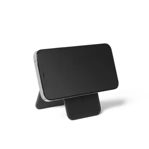 Support portefeuille en cuir MagSafe Mujjo noir, tenant un smartphone en mode paysage sur fond blanc