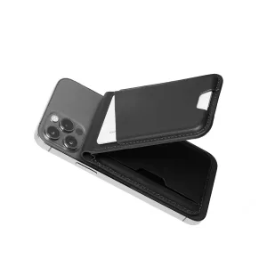 Portefeuille support en cuir MagSafe Mujjo noir fixé à un iPhone, avec une carte visible dans le porte-cartes dépliable