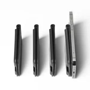 Portefeuille support MagSafe en cuir Mujjo noir, présenté plié dans plusieurs positions à côté d’un iPhone argent
