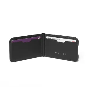 Portefeuille-support MagSafe Mujjo en cuir noir ouvert à plat, avec fentes pour cartes et cartes visibles