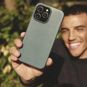 Mujjo Lederhülle für iPhone 16 Pro Max in Grün, mit strukturierter Oberfläche und erhöhtem Kameraausschnitt