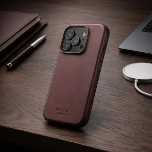 Funda de cuero Mujjo para iPhone 17 Pro en cuero marrón, con recorte elevado para la triple cámara y logotipo grabado en relieve