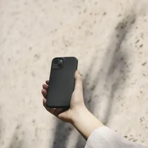 Coque en cuir Mujjo avec MagSafe pour iPhone 14 Pro Max, noire, montrant la protection surélevée de l’appareil photo