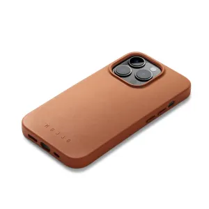 Coque Mujjo en cuir marron pour iPhone 14/15 Plus, avec découpe d’appareil photo surélevée et logo embossé.
