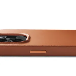 Coque Mujjo en cuir couleur tan pour iPhone 14/15 Plus, avec ouverture surélevée pour l’appareil photo et fine découpe pour le bouton latéral