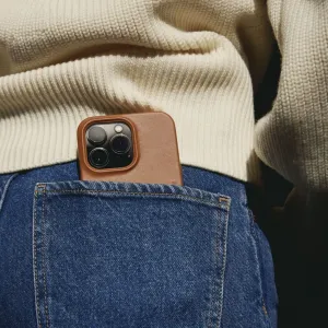 Mujjo Full Leather Wallet Case pour iPhone 14 Pro Max en cuir marron, glissé dans une poche de jean avec découpe pour l’appareil photo.