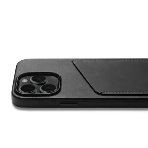 Étui portefeuille en cuir Mujjo pour iPhone 14 Pro, noir, avec emplacement pour carte au dos et rebord surélevé pour l’appareil photo.