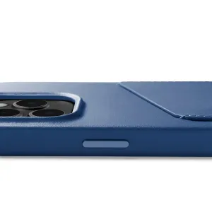 Coque portefeuille en cuir Mujjo pour iPhone 14 Pro en bleu Monaco, vue latérale avec découpe pour l’appareil photo et poche pour cartes