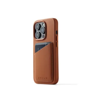 Étui portefeuille en cuir Mujjo pour iPhone 14 Pro, coloris fauve, avec poche pour carte, découpe surélevée pour l’appareil photo et logo embossé.