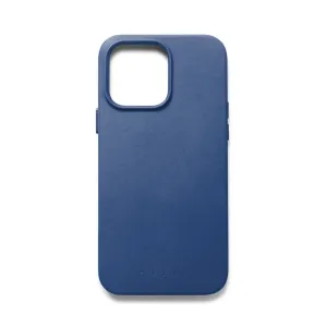 Mujjo Lederhülle mit MagSafe für das iPhone 14 Pro Max in Monaco-Blau, von hinten mit erhöhtem Kameraausschnitt gezeigt.