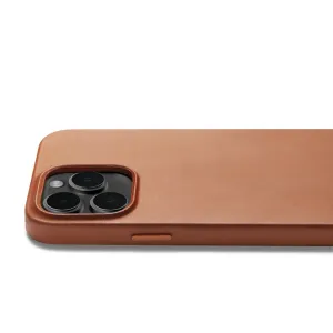 Mujjo Lederhülle für iPhone 14 Pro Max in Hellbraun, mit erhöhtem Kamerarahmen, abgerundeten Kanten und Tastenabdeckung