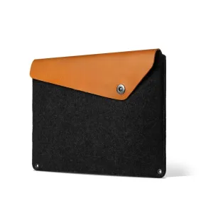 Étui de protection Mujjo Sleeve 12 pouces pour MacBook, en noir et beige, avec rabat et bouton-pression