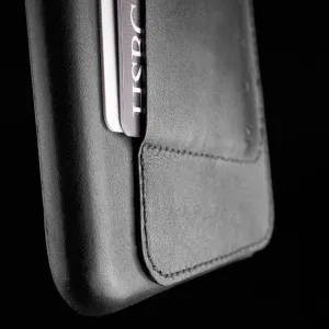 Étui portefeuille en cuir Mujjo pour iPhone 6/6s Plus avec emplacement pour carte, présenté en noir avec bords surpiqués.
