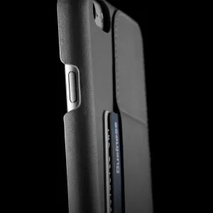 Étui portefeuille en cuir noir Mujjo avec emplacement pour carte et carte de visite partiellement insérée pour iPhone 6/6s Plus