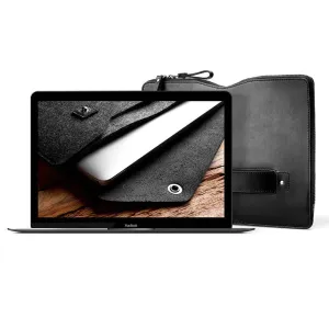 Housse portefeuille noire Mujjo pour ordinateur portable, avec fermeture zippée et poignée de transport, présentée avec un ordinateur portable fin à l’avant.