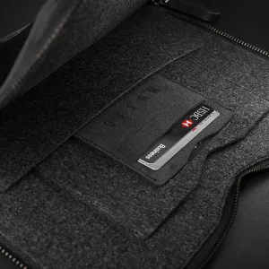 Intérieur de la housse folio noire Mujjo pour MacBook Pro 13 pouces avec poche pour cartes et fermeture éclair sécurisée, contenant deux cartes