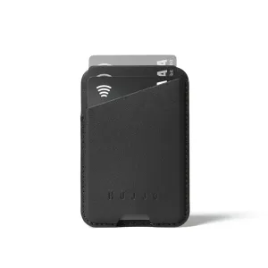 Mujjo MagSafe-korthållare i läder i svart med tre kort insatta, visad mot vit bakgrund.