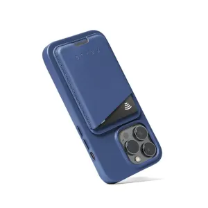 Mujjo MagSafe Kartenetui aus Leder, befestigt an einer blauen iPhone-Hülle, mit einer sichtbaren Karte