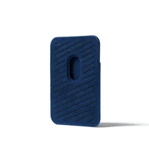 Mujjo MagSafe Leather Card Wallet in Monaco-Blau, ein schlanker iPhone-Kartenhalter aus Leder mit diagonaler Streifenstruktur.