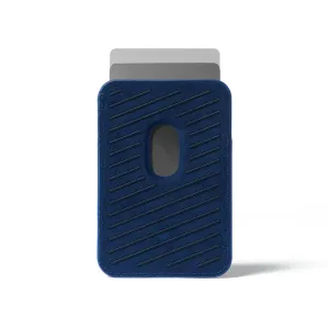 Mujjo MagSafe Leather Card Wallet in Monaco Blau, schmaler blauer Kartenhalter mit zwei eingesteckten Karten