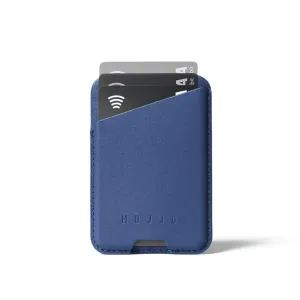 Mujjo MagSafe Leder-Kartenetui in Monaco-Blau mit eingesteckten Karten, geprägtem Logo und vernähten Kanten