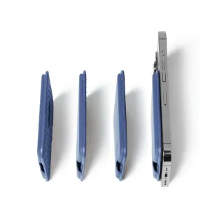 Mujjo MagSafe-Leder-Kartenetui in Monaco-Blau neben einem iPhone, schlankes Profil mit vernähten Kanten