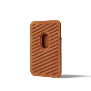 Portefeuille porte-cartes en cuir Mujjo MagSafe couleur fauve, accessoire iPhone fin en cuir marron avec détail à rayure diagonale.