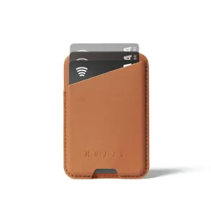 Portefeuille porte-cartes MagSafe Mujjo en cuir fauve avec trois emplacements pour cartes, logo en relief et cartes partiellement insérées