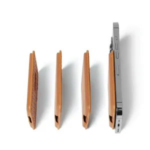 Portefeuille porte-cartes MagSafe en cuir Mujjo en cuir fauve, doté de trois emplacements pour cartes et présenté à côté d’un iPhone