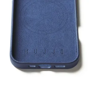 Coque en cuir bleu Mujjo pour iPhone 16 Pro avec alignement MagSafe, logo embossé et découpes inférieures