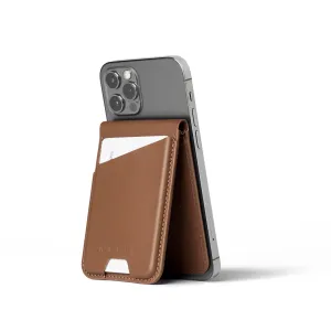 Portefeuille-support MagSafe en cuir Mujjo couleur fauve, plié en support pour téléphone avec une carte dans la poche