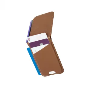 Portefeuille-support MagSafe en cuir Mujjo couleur fauve, plié à la verticale avec plusieurs cartes insérées