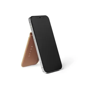 Portefeuille en cuir MagSafe Mujjo maintenant un smartphone sur un support pliable en cuir marron.