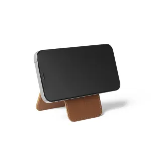 Portefeuille support MagSafe en cuir Mujjo, coloris fauve, maintenant un iPhone en mode paysage pour un visionnage mains libres