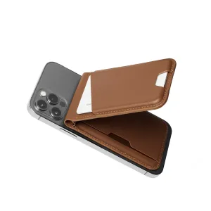 Portefeuille-support en cuir MagSafe Mujjo sur un iPhone, ouvert avec emplacement pour carte visible et conception de support rabattable
