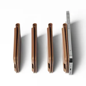 Portefeuille avec support MagSafe en cuir Mujjo couleur fauve, présenté en vues de côté à côté d’un iPhone pour un visionnage mains libres