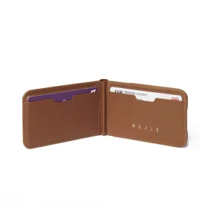 Portefeuille-support MagSafe Mujjo en cuir coloris fauve, ouvert avec deux cartes insérées et design à deux volets visible.