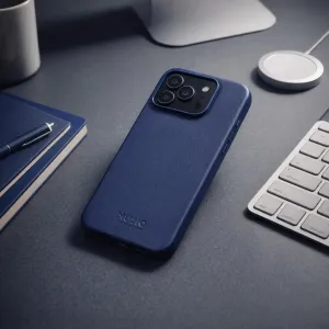 Mujjo lædercover til iPhone 17 Pro Max i blåt, vist med hævet kameraudskæring og MagSafe-kompatibelt design