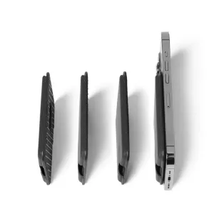 Mujjo MagSafe Leather Card Wallet i svart, visad i slimmad sidoprofil bredvid en iPhone som storleksreferens