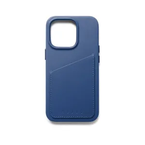 Coque portefeuille en cuir Mujjo pour iPhone 14 Pro en bleu Monaco avec compartiment pour carte et découpe surélevée pour l’appareil photo