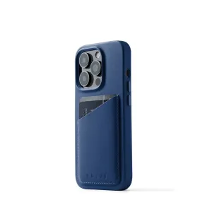 Étui portefeuille en cuir Mujjo pour iPhone 14 Pro, bleu, avec poche pour carte et découpe surélevée pour l’appareil photo.