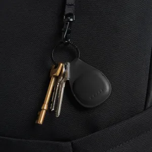 Mujjo Canopy Schlüsselanhänger aus Leder für AirTag mit schwarzem Metallring und befestigten Schlüsseln