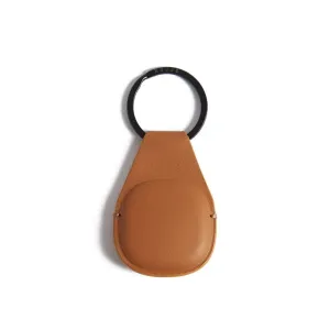 Porte-clés Mujjo Canopy pour Apple AirTag en cuir fauve avec anneau en métal noir et étui cousu