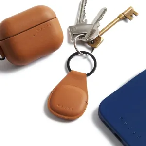 Porte-clés Mujjo Canopy en cuir fauve pour Apple AirTag, avec anneau noir et clés attachées