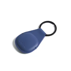Porte-clés support AirTag Mujjo Canopy en bleu Monaco avec anneau métallique noir et logo en relief