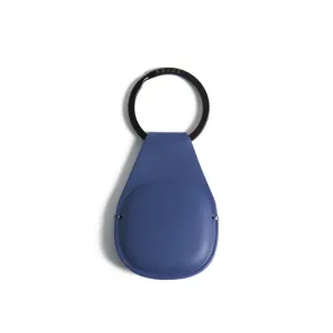 Porte-clés support AirTag Mujjo Canopy en bleu Monaco avec anneau en métal noir et étui en cuir cousu